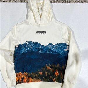 Abercrombie & Fitch White and Blue Mountain Print  Sweater size 9/10